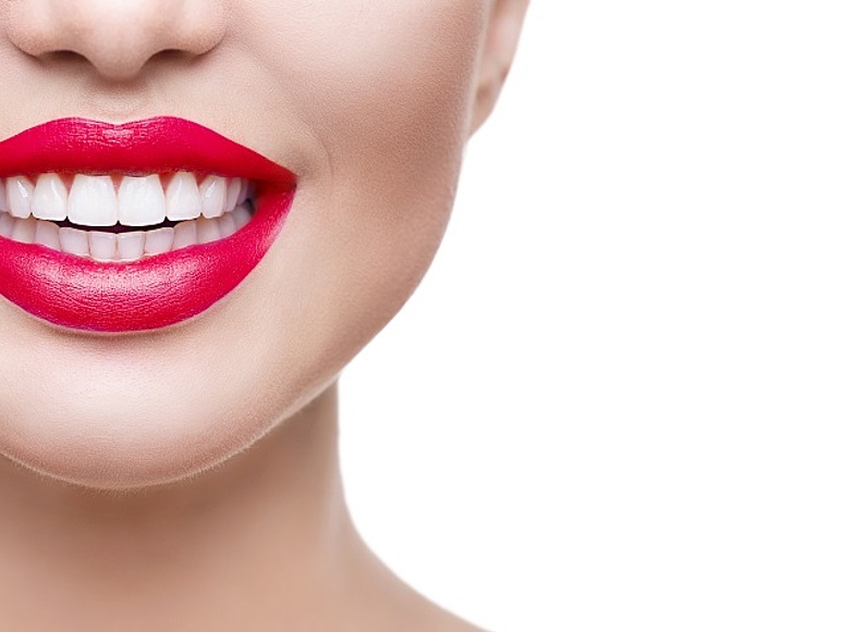 Dentalplus in Wiesbaden: Bleaching = Zähne aufhellen: wie schädlich ist es? Unser Zahnarzt klärt auf.